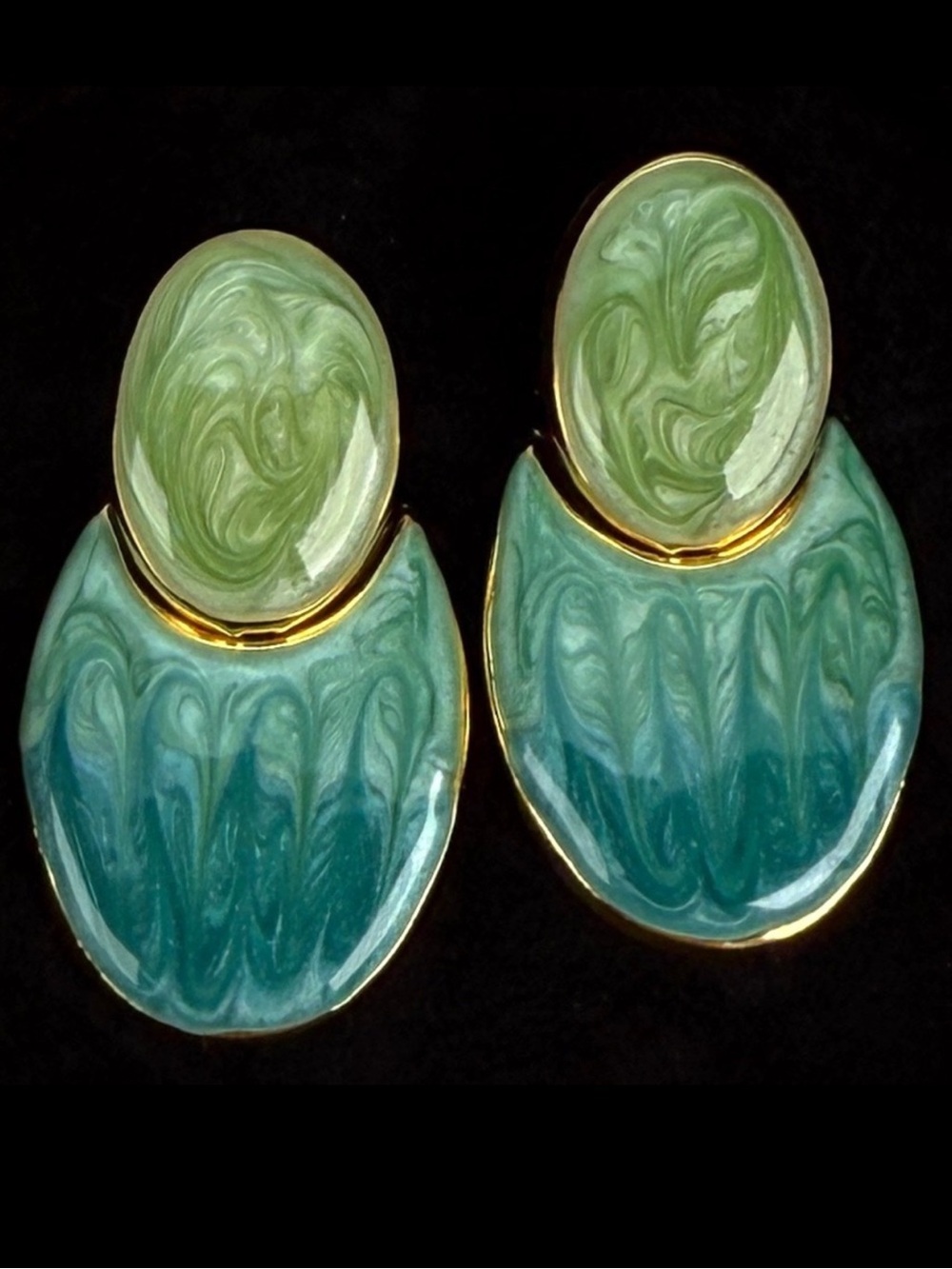 Pretty goldtone green swirls lightweight costume pierced earrings